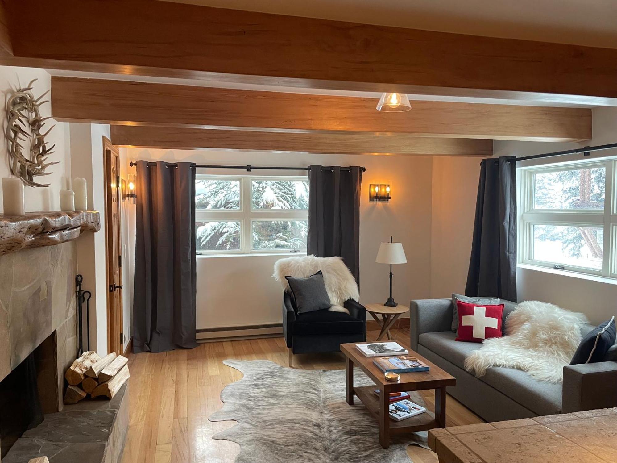 Chic 2br Queen Sleeper Sofa Apartment Aspen